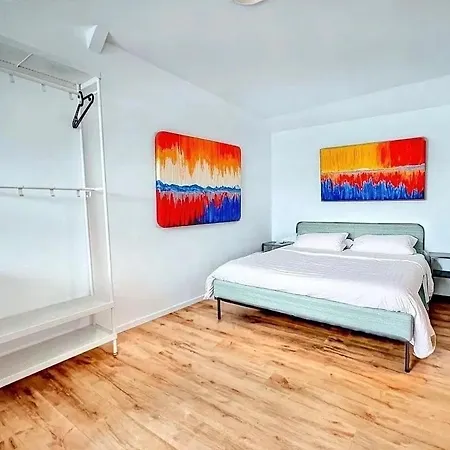 Station 82 C Charleroi-airport Apartment
