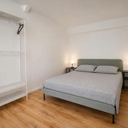 Station 82 C Charleroi-airport Apartment *